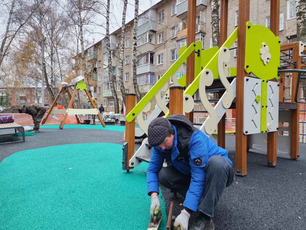 Обновленная детская площадка в Ильинском откроется через неделю