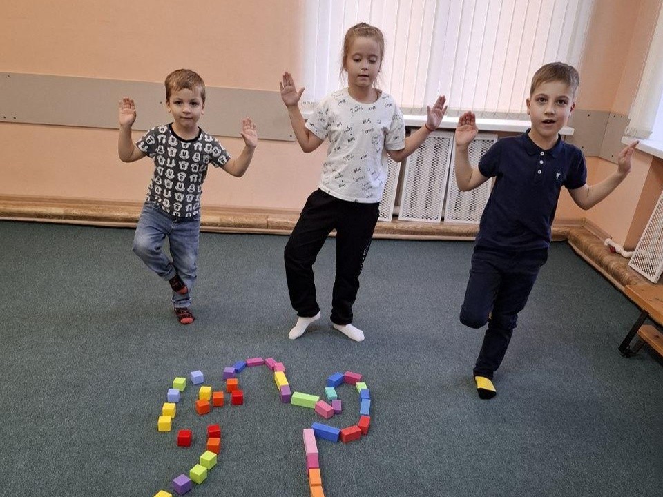 Специалист Воскресенского центра в игровой форме учит детей с ОВЗ сохранять контакт с телом