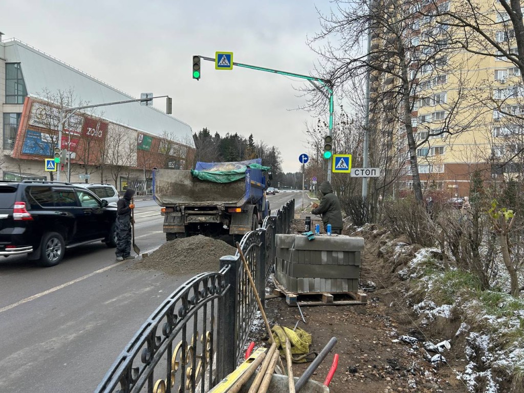 Новые бордюры и асфальт делают на Минской улице