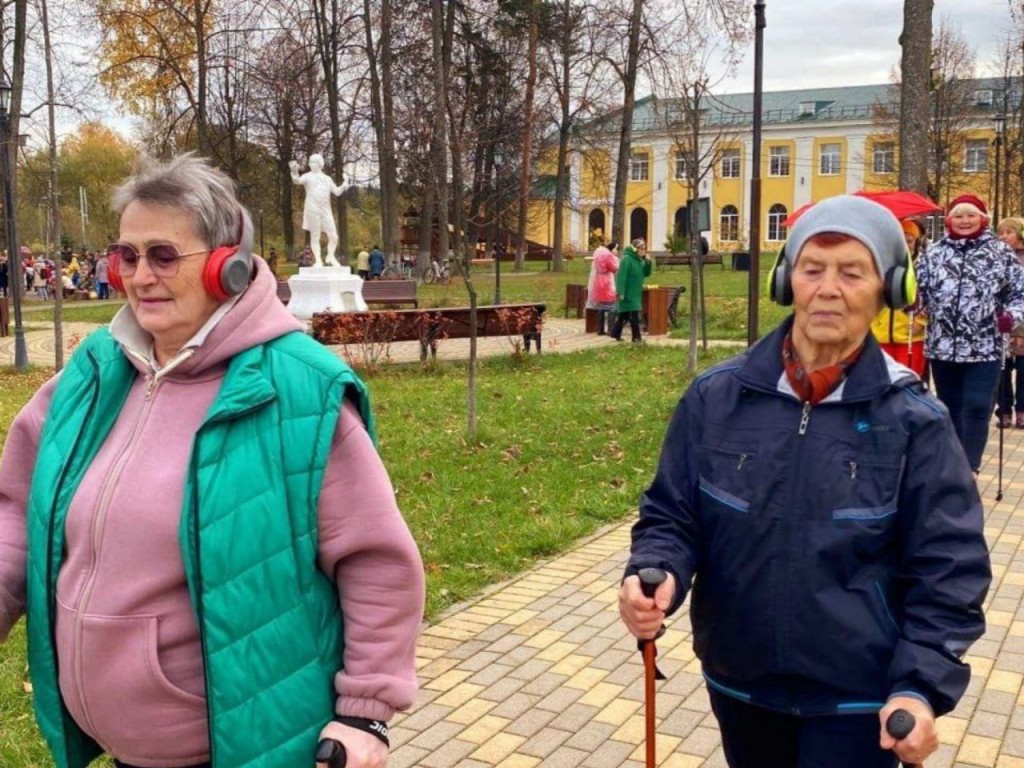 Талдомские пенсионеры слушают аудиокниги при занятиях физкультурой