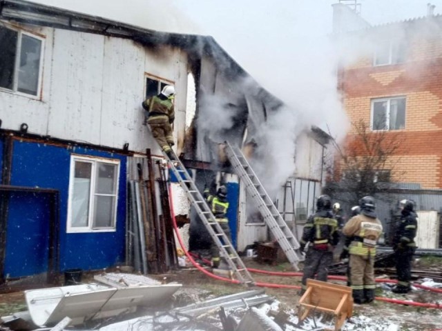 Пожарные потушили крупное возгорание в двухэтажном складе в Красногорске