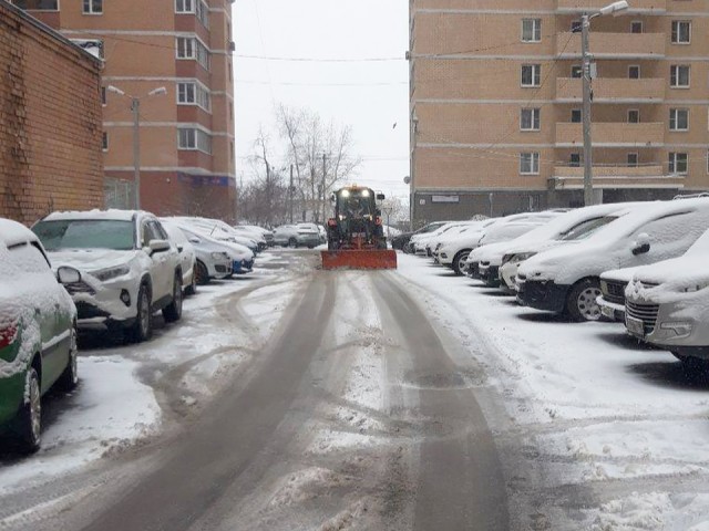 С раннего утра дворники вышли на уборку снега в Лобне