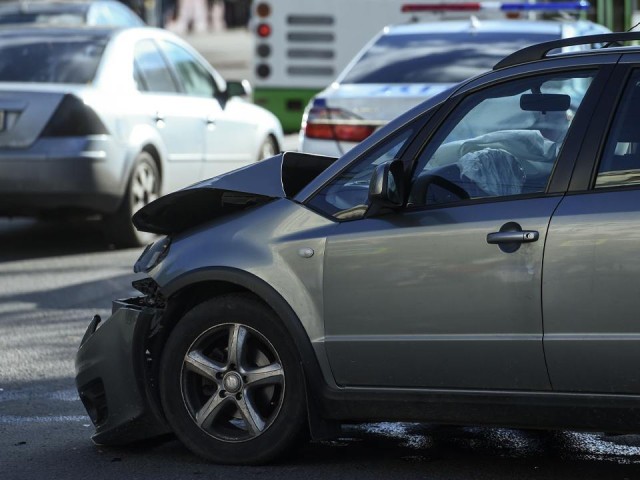 В Новой Трехгорке легковой автомобиль врезался в ограждение