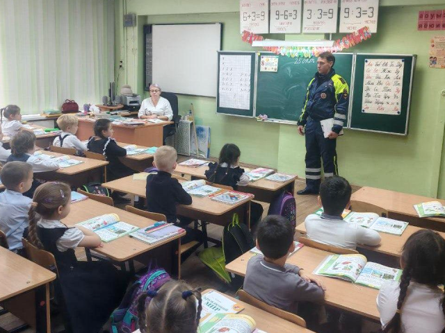 На уроке безопасности электростальским школьникам напомнили правила поведения на дороге