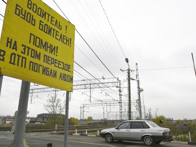 На железнодорожном переезде на улице Шадунца сделают новый переход и установят защитный барьер