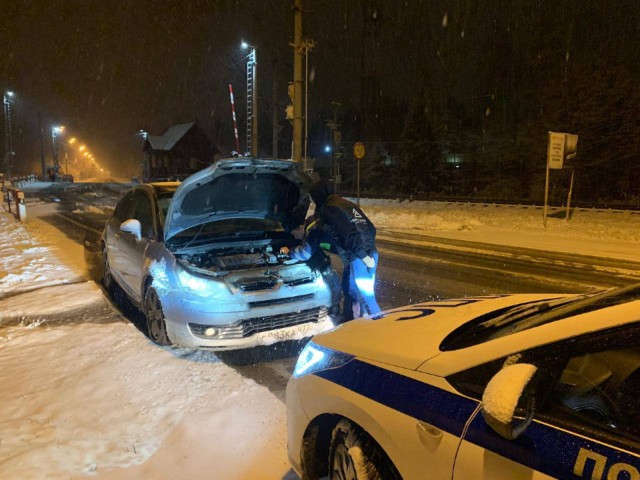 В Одинцовском округе сотрудники ГАИ помогли девушке на заснеженной дороге