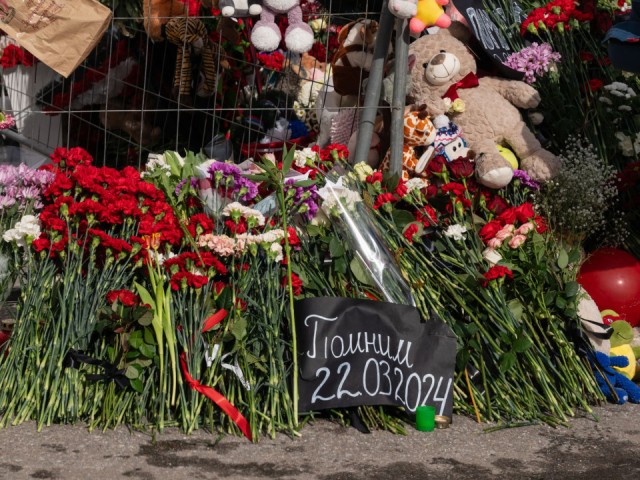 Москвича оштрафовали за поджог стихийного мемориала жертвам теракта в «Крокусе»