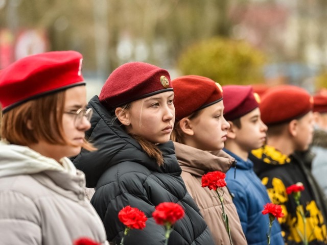 Мемориальную доску участнику СВО Андрею Мирзояну открыли в Балашихе