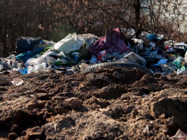 Незаконную свалку стройотходов обнаружили в микрорайоне Подрезково