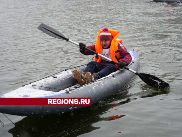 Жители Сергиева Посада соревновались на лодках в метель