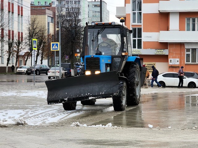 Выпавший снег добавил работы дворникам Ногинска