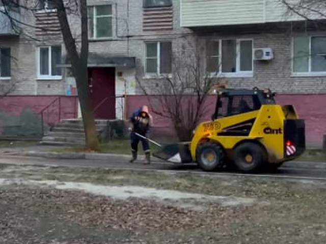 В Шатуре обрабатывают дороги от гололеда