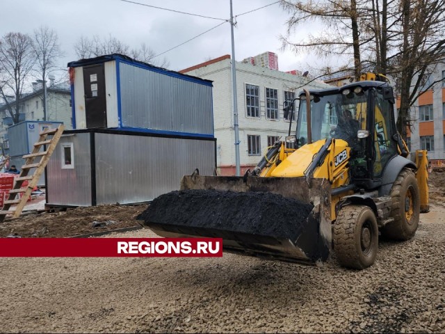 Во дворе школы №5 в Лобне начали укладывать асфальт для спортивной площадки