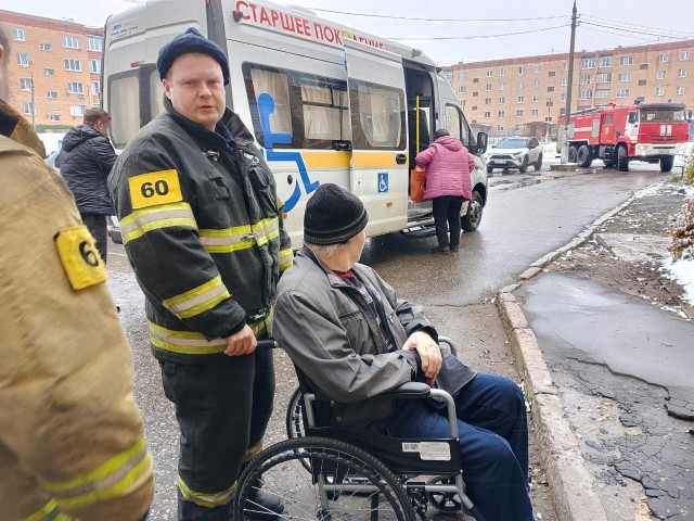 Шатурский спасатели помогли пенсионеру-инвалиду попасть в свою квартиру на пятом этаже