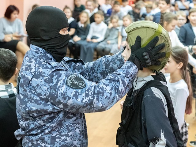 В честь Дня народного единства росгвардейцы провели урок мужества для школьников