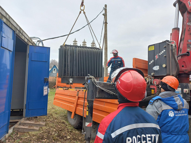 Электрики заменили трансформатор в чеховской деревне