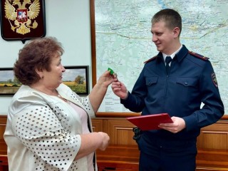 Можайскому участковому торжественно вручили ключи от служебной квартиры