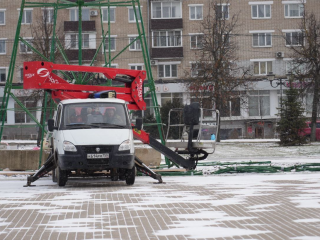 На Советской площади в Сергиевом Посаде начала расти 15-метровая елка