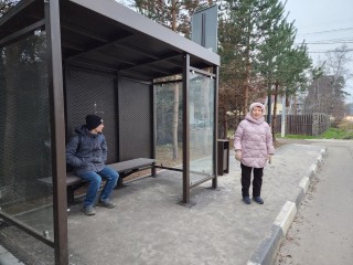 На новой остановке в поселке Ильинский ждать автобусы стало комфортнее