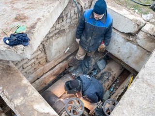 В Запрудне коммунальные службы на месте ликвидации ЧП заполняют системы теплоснабжения