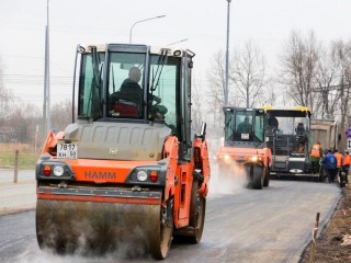 Рабочие начали асфальтировать дополнительную полосу на выезде из ЖК «Афродита»