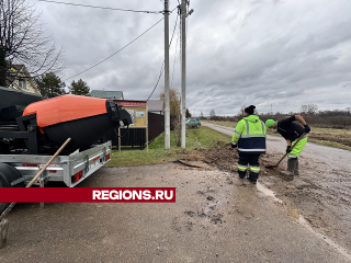 В деревне Бабинки залатали ямы на дороге