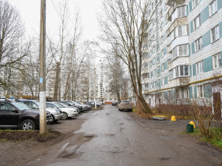 Новые тротуары и парковки обустроят во дворах на улице Космонавтов в Дмитрове в 2025 году