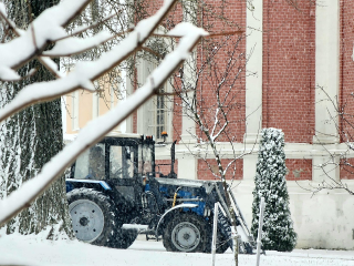 Первый выпавший снег убирает на общественных территориях в Коломне служба благоустройства