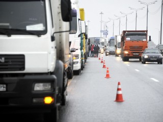 В Богородском округе начали эвакуировать неправильно припаркованные грузовики