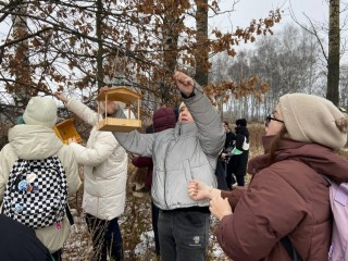 Школьники из Павловского Посада развесили самодельные кормушки в парке