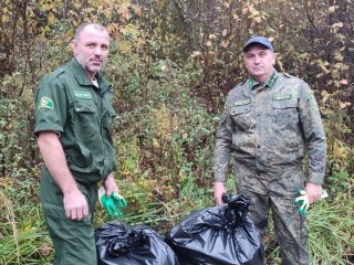 Лесничие очистили от мусора территорию у Старогородковского пруда