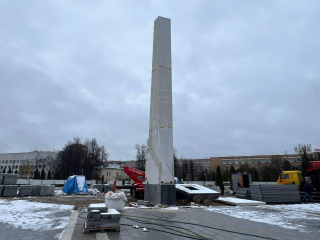 В сквере поколений установили стелу «Город трудовой доблести»