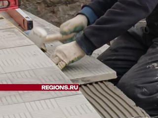 На ступенях Дворца культуры «Чайка» в Лобне укладывают новую плитку