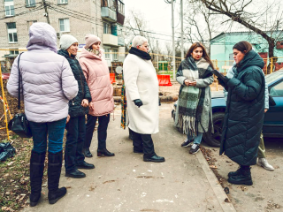 По просьбам жителей поселка Свердловский из под окон жилого дома убрали мусорные баки