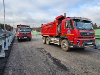 Дорожники измерили прочность путепровода в Быково самосвалами