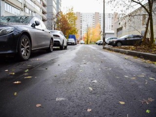 Во дворе дома на улице Юбилейной для удобства горожан проложили дорожки и расширили парковку