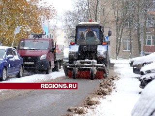 Коммунальщики Сергиева Посада лопатами и техникой борются со снегопадом