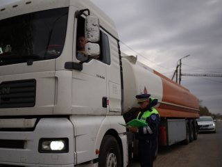 Водителей грузовиков в Дзержинском проверят на соблюдение правил перевозки опасных грузов