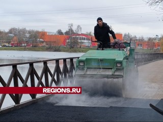 На дорожке сквера 40 лет Октября в Лобне за день уложили асфальт