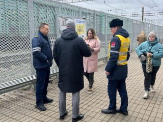 Не приближаться к движущимся составам попросили пассажиров станции Чехов