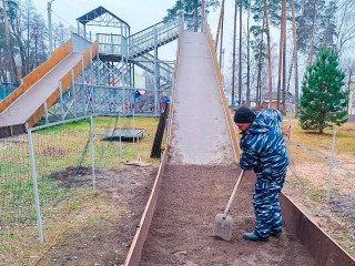 Горку и лыжню в парке Шатуры готовят к зимнему сезону