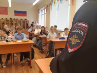 Госавтоинспекторы научили лобненских школьников правильно носить фликеры