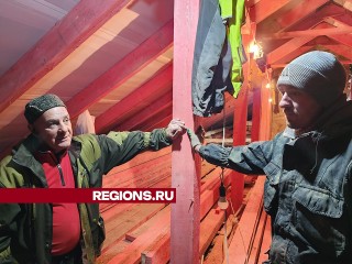 Рабочие к зиме поменяют крышу многоквартирного дома в деревне Красная Гора