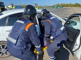 Подольские пожарные отработали спасение людей из автомобиля после условной аварии