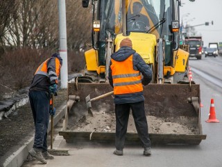 Специалисты Мосавтодора отремонтировали знаки и светофор в Химках