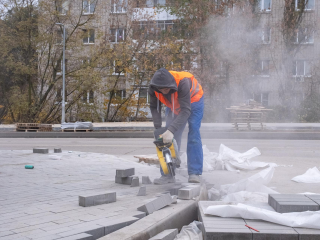 Подрядчики укладывают плитку на тротуаре улицы Первомайской в Лыткарине