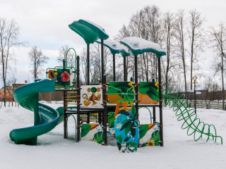 В Лосино-Петровском устаревшую детскую площадку превратили в современный игровой комплекс