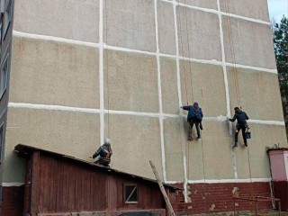 В поселке Мещерский Бор залатали швы многоэтажки, чтобы жителям было тепло зимой