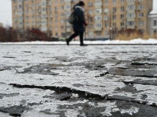 Эдуард Семенов, инструктор по боевому самбо рассказал, как не упасть на скользкой дороге