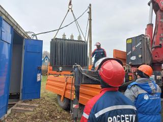 Электрики заменили трансформатор в чеховской деревне